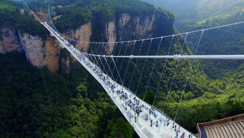 Έκλεισε η μεγαλύτερη γυάλινη γέφυρα του κόσμου (pic)