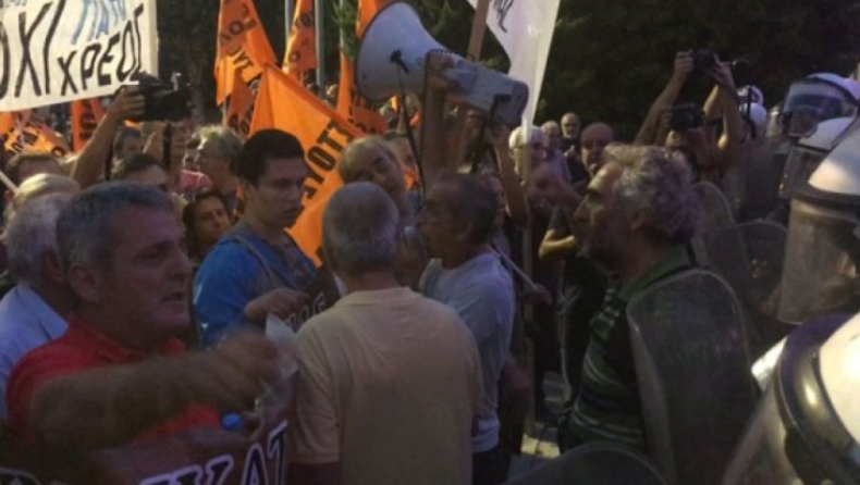 Πρόσωπο με πρόσωπο διαδηλωτές και ΜΑΤ στη Θεσσαλονίκη (vid)