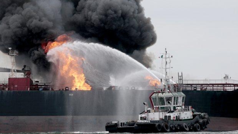 Στις φλόγες δεξαμενόπλοιο με 150.000 βαρέλια καυσίμων