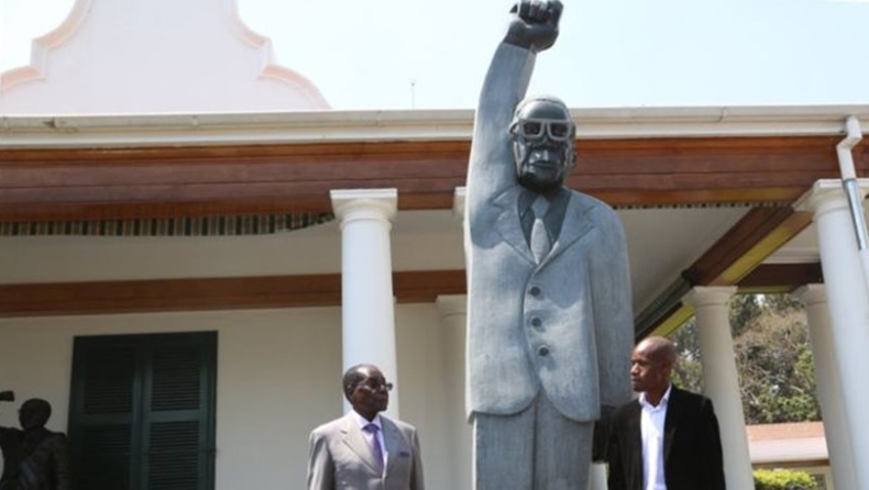 O πρόεδρος της Ζιμπάμπουε έκανε άγαλμα που τον δείχνει σαν τον Σούπερμαν (pics)