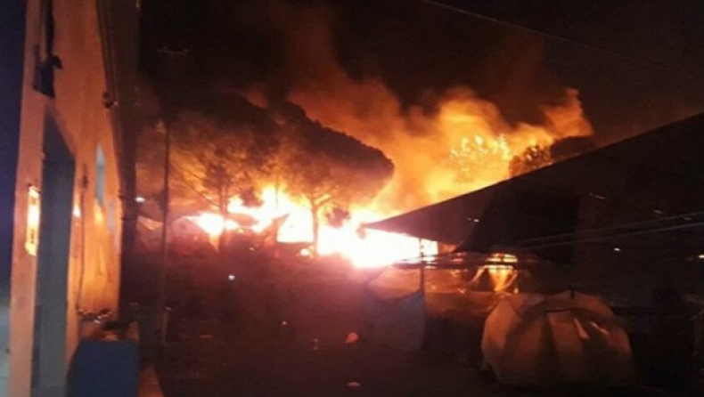 Λέσβος: Οι μετανάστες στους δρόμους μετά τη φωτιά στο hot spot (vid & pics)