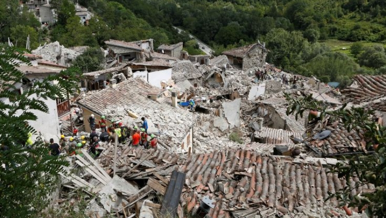 2 γάτες βρέθηκαν ζωντανές στο Αματρίτσε, 16 ημέρες μετά τον σεισμό (vid)