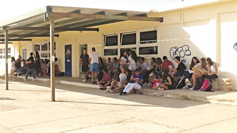 Σε Γυμνάσιο στην Κρήτη κάνουν μαθήματα στο παγκάκι (pics & vids)