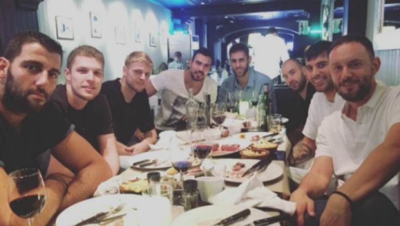 Η φωτογραφία της ημέρας: Όλοι οι Έλληνες σε δείπνο στη Βαρκελώνη (pic)