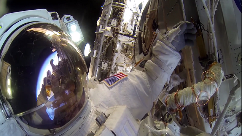Αυτό βλέπουν οι αστροναύτες όταν κάνουν βόλτα στο διάστημα (vid)