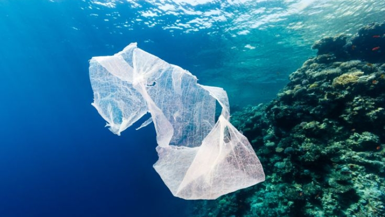 H πλαστική σακούλα κάνει περισσότερο κακό στη θαλάσσια ζωή από όσο νομίζεις