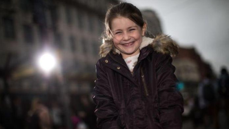 H 5χρονη που μοιράζει γλυκά σε αστέγους είναι το video της ημέρας (pics & vid)