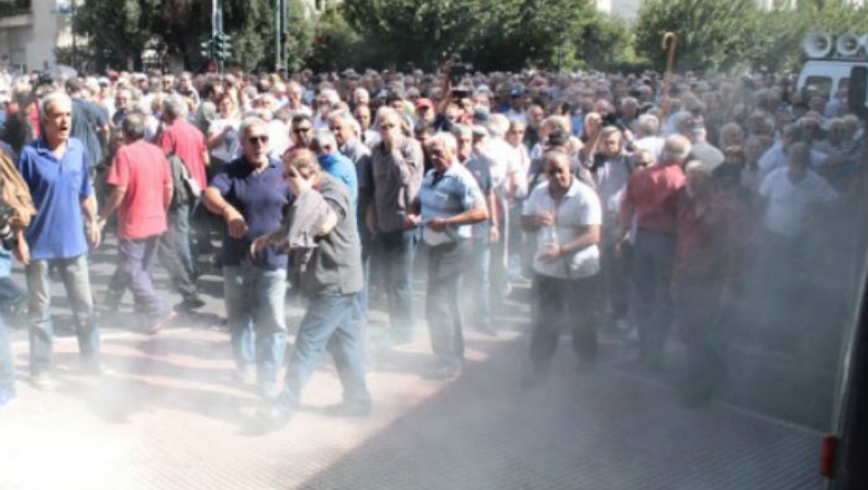 Επίσημο: Το Υπουργείο απαγόρευσε τα δακρυγόνα στις πορείες