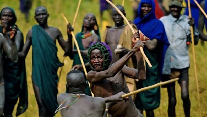 Αιθίοπες πολεμιστές «μονομαχούν» για να προσελκύσουν ταίρι (pics)