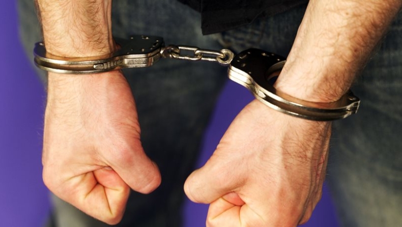 Αστυνομικοί στο Αγρίνιο σταμάτησαν για έλεγχο 21χρονο και εκείνος έπαθε αμόκ