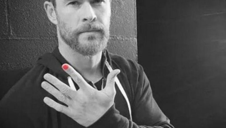 Διάσημοι άνδρες βάφουν τα νύχια τους για καλό σκοπό (pics)