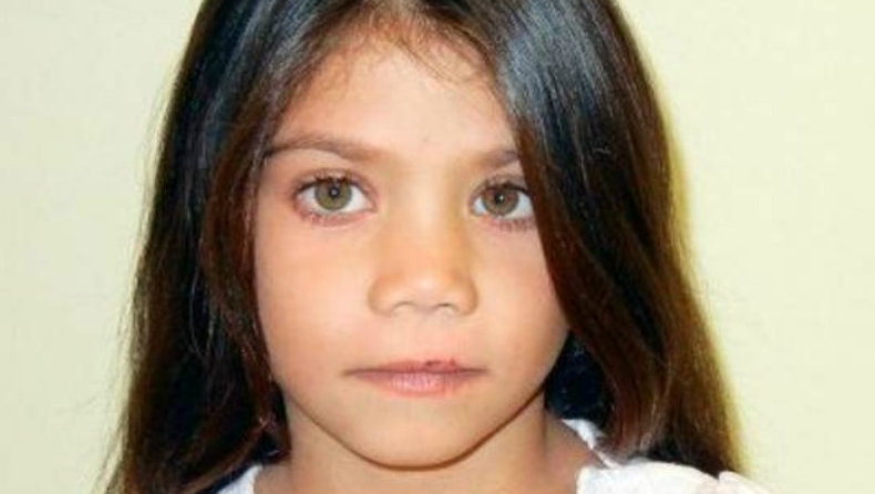 Αυτή είναι η 6χρονη που κρατούσε ζευγάρι Ρομά στον Τύρναβο (pics)