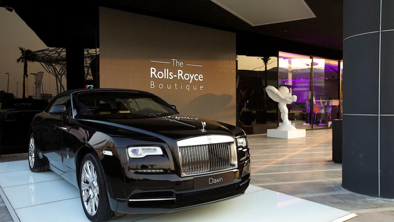 Άνοιξε η πρώτη έκθεση της Rolls-Royce στο Ντουμπάι (pics)