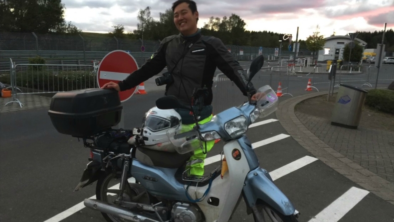 Έκανε 18.000 χλμ με παπί για να μπει στο Νίρμπουργκρινγκ! (video)
