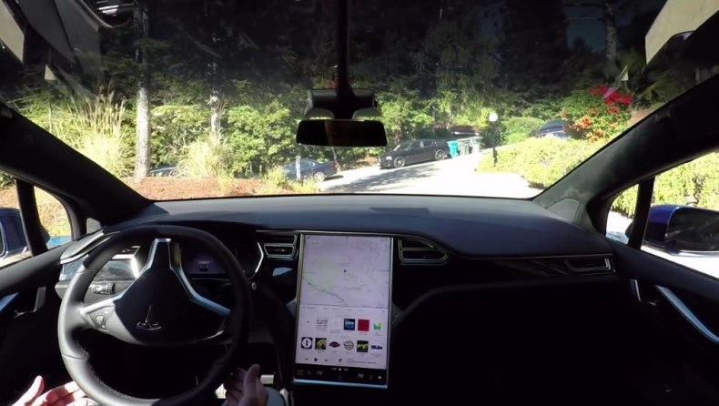 Το Tesla Model X οδηγείται και παρκάρει μόνο του (vid)