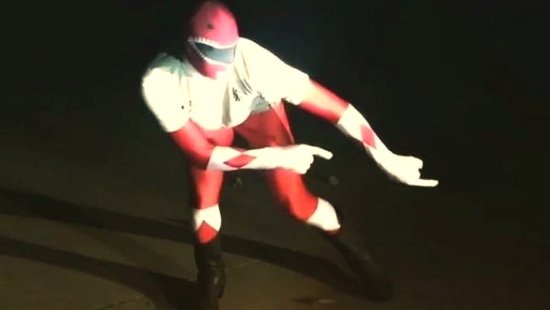 Απίθανος Έρβινγκ χορεύει ντυμένος κόκκινος power ranger! (vid)