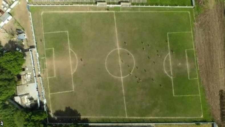 Ζήτησαν σε ομάδα στην Αργεντινή να φτιάξει το… στραβό γήπεδο 30 χρόνια μετά!