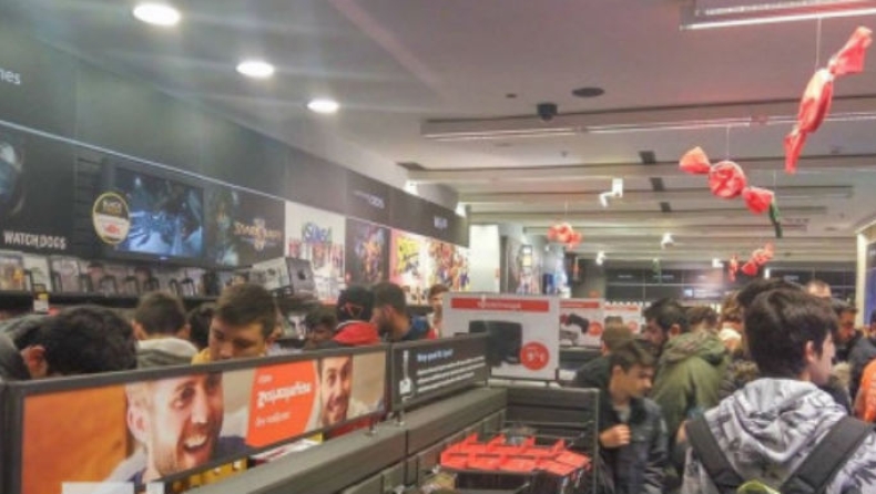 Black Friday: Στην Θεσσαλονίκη πουλήθηκαν τα Playstation σε 20 λεπτά (pics)