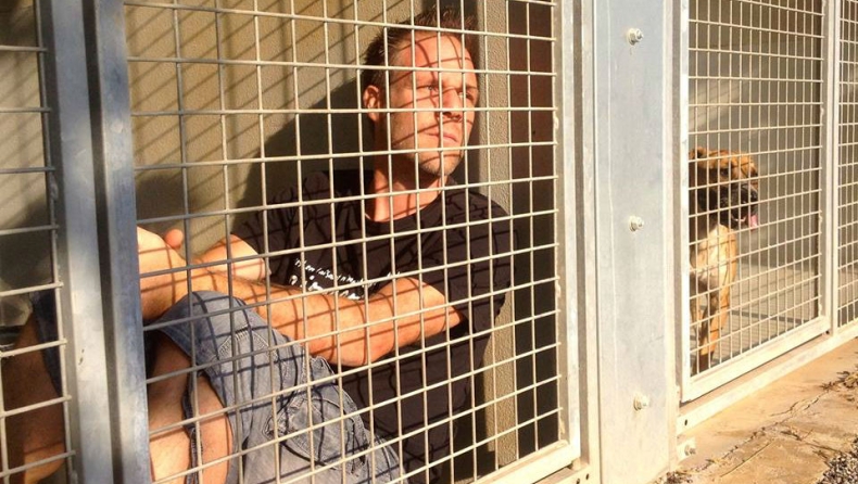 Ο Remi Gaillard μετακομίζει σε κλουβί και δεν είναι φάρσα (pics & vid)