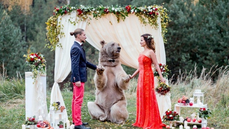 Ζευγάρι Ρώσων το τερμάτισε: Τους πάντρεψε μια αρκούδα (pics)