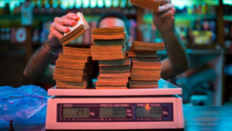 Στη Βενεζουέλα τα λεφτά τα ζυγίζουν γιατί δεν έχουν πλέον καμία αξία (pics)