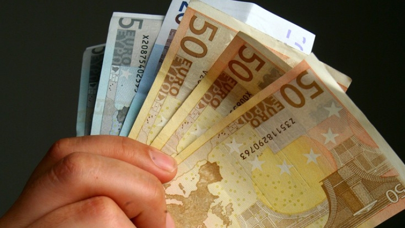 Μετρητά τέλος για συναλλαγές πάνω από 500 ευρώ
