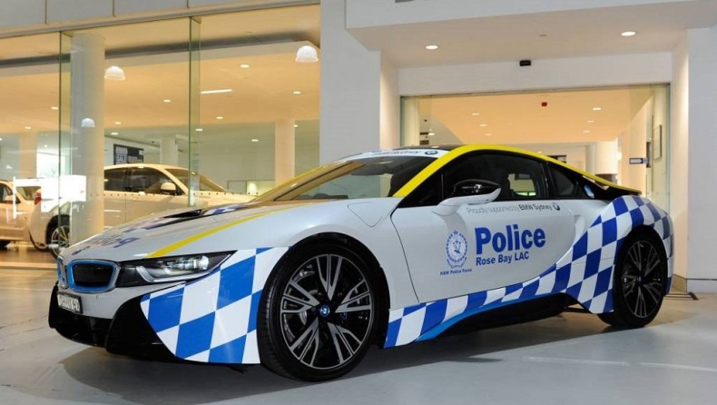 Αστυνομική BMW i8 «σπάει τον πάγο»