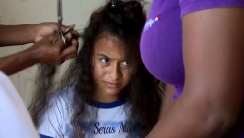 Μητέρες στη Βενεζουέλα χαρίζουν τα μαλλιά τους για τις πάνες των παιδιών τους (vid)