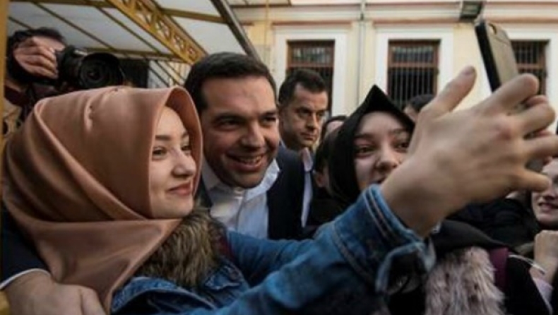 Η selfie του πρωθυπουργού με μουσουλμάνες μαθήτριες στη Θράκη (pics)