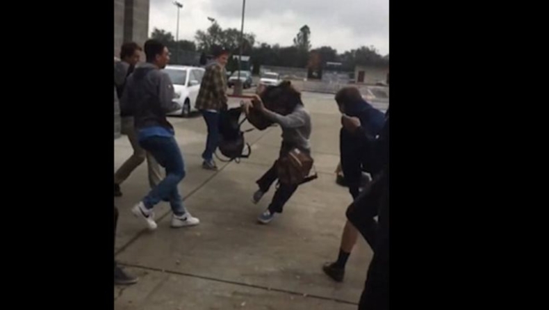 Backpack Challenge η νέα επικίνδυνη τρέλα: Μαθητές γυμανσίου δέχονται «επίθεση» με τσάντες γεμάτες βιβλία (vid)