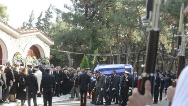 Το απρόοπτο στην κηδεία του Κωστή Στεφανόπουλου (pics)