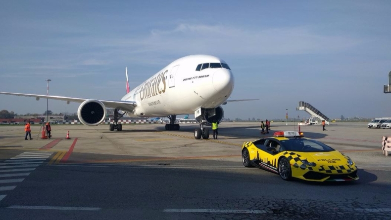 Συνοδεία αεροσκαφών με… Lamborghini