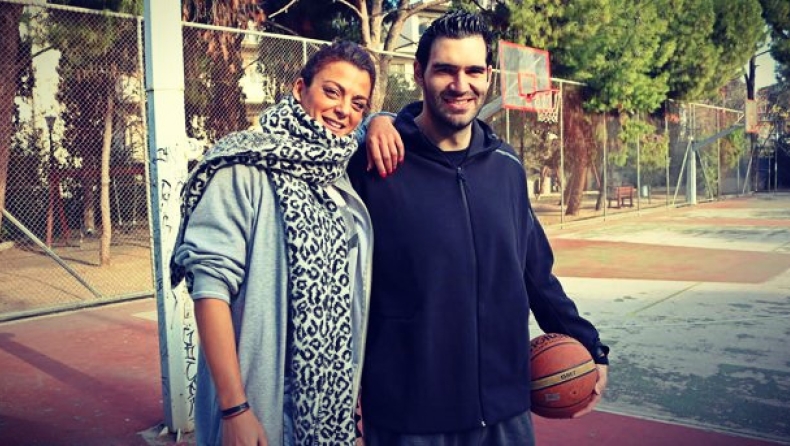 Η Χριστίνα Βραχάλη παίζει μπάσκετ με τον Δημήτρη Μαυροειδή (gTV)