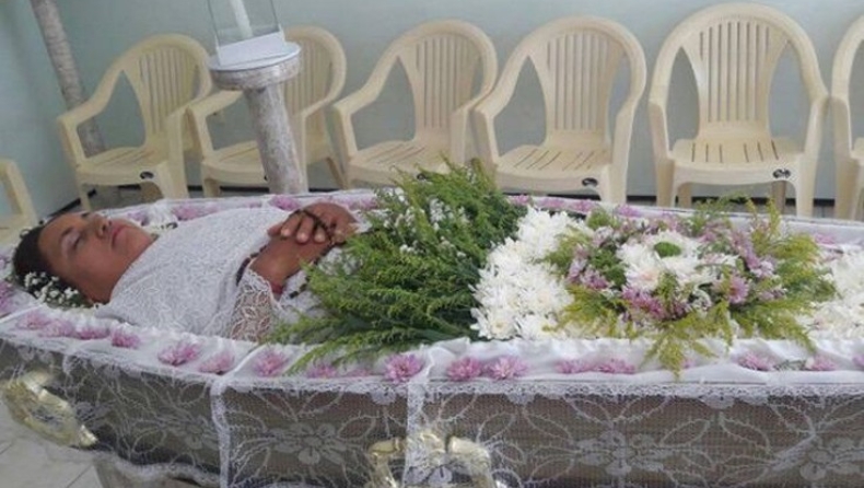 Γιόρτασε την «κηδεία» της παρέα με συγγενείς και φίλους