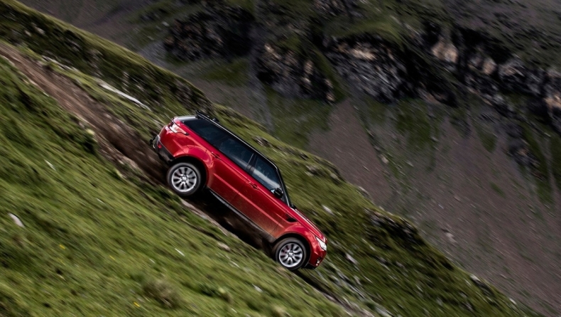 Η πιο επικίνδυνη κατάβαση με Range Rover Sport (video)