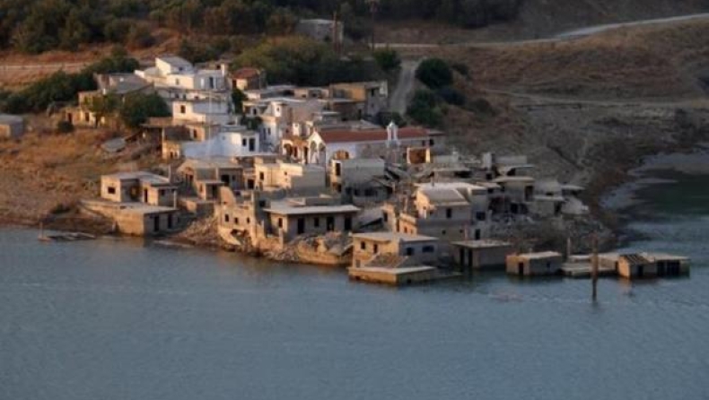 Το χωριό στην Κρήτη που αρνείται να… βουλιάξει (Vid)