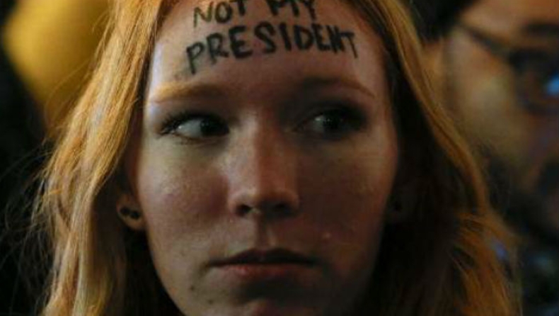 Διαδηλώσεις στην Ουάσιγκτον κατά του Τραμπ: «Δεν είσαι πρόεδρός μας» (pics & vid)