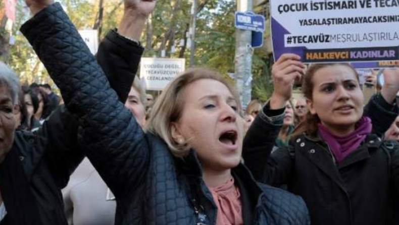 Τουρκία: Νόμος αθωώνει βιαστές ανηλίκων αν παντρευτούν τα θύματά τους