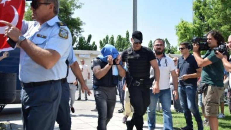 Κρατούμενοι ξανά οι 8 Τούρκοι στρατιωτικοί