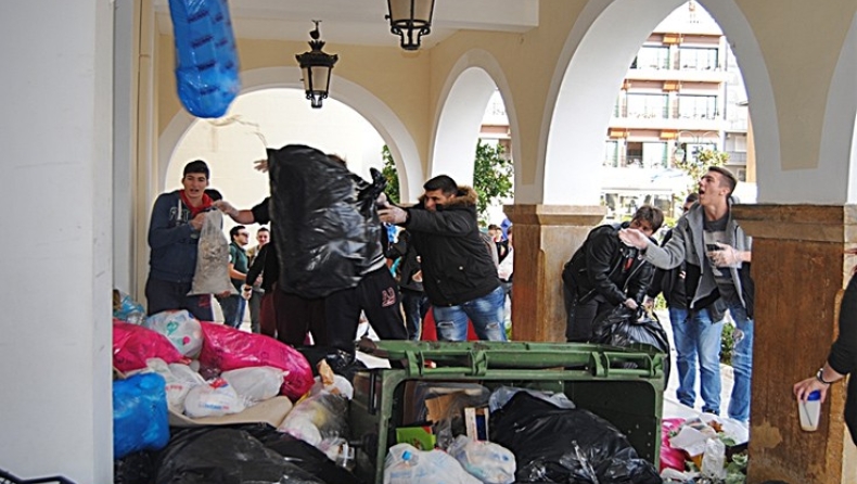 Πέταξαν σκουπίδια στον δήμαρχο Ζακύνθου