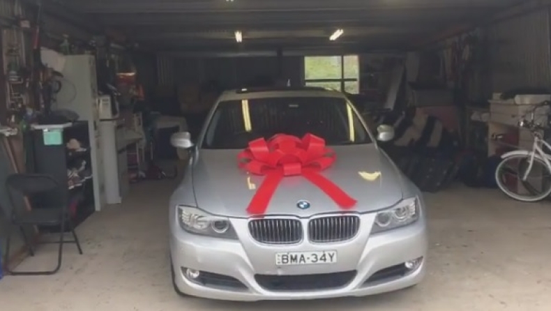 Δώρο μία BMW στη μαμά τους για τα Χριστούγεννα (vid)