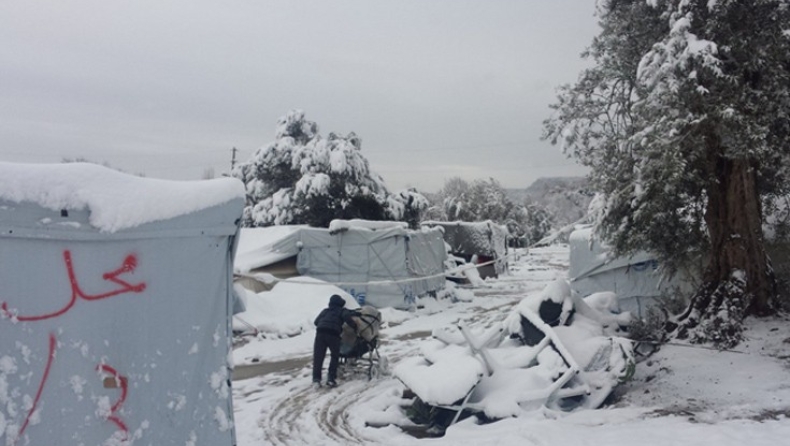 Μετέφεραν τους πρόσφυγες από τον καταυλισμό που είχε θαφτεί στο χιόνι
