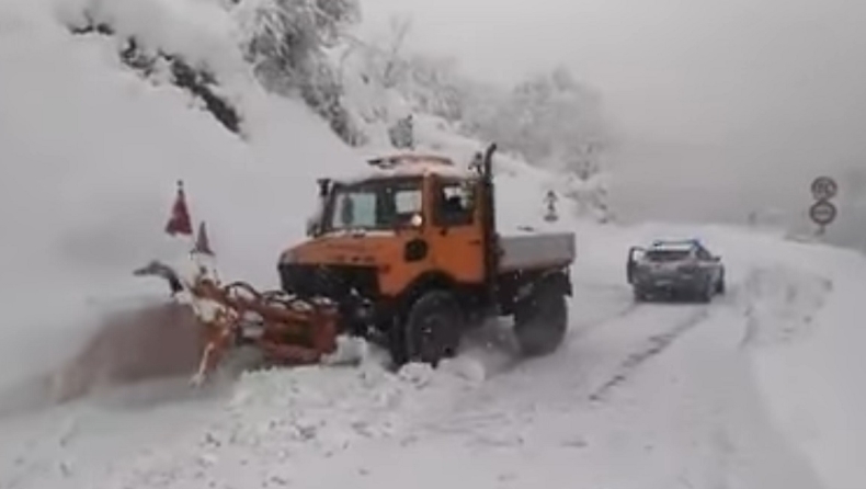 Ποιο αυτοκίνητο ξεκόλλησε… Unimog; (video)