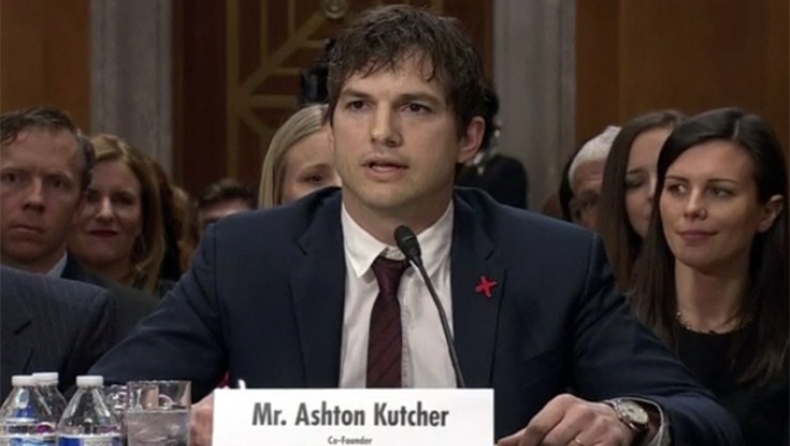 «Λύγισε» ο Ashton Kutcher για την παιδοφιλία: «Είδα, όσα κανείς δεν πρέπει να δει» (vid)