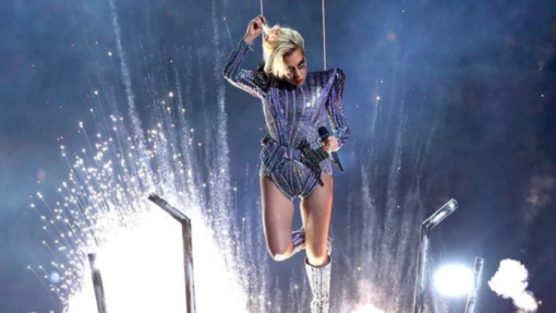 Εκρηκτική και... ιπτάμενη Lady Gaga στο Super Bowl 51 (pics&vids)