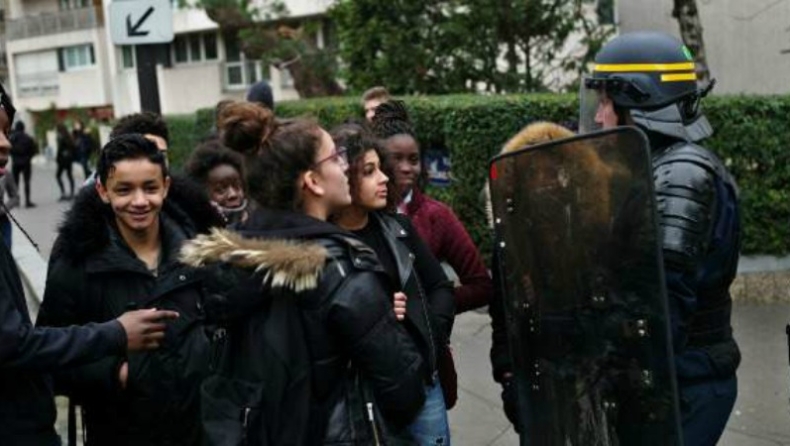 Μαθητές συγκρούστηκαν με αστυνομικούς σε διαδήλωση στη Γαλλία (pics)