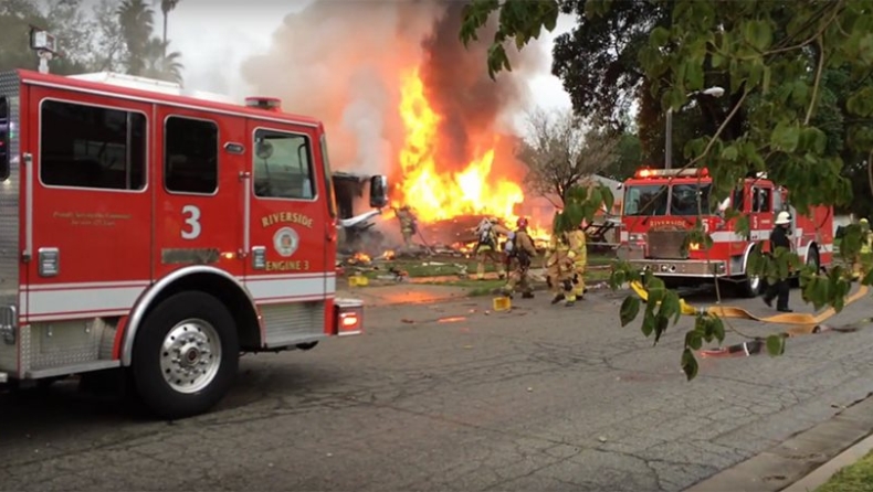 Αεροπλάνο συνετρίβη σε σπίτια στην Καλιφόρνια, τουλάχιστον τέσσερις νεκροί