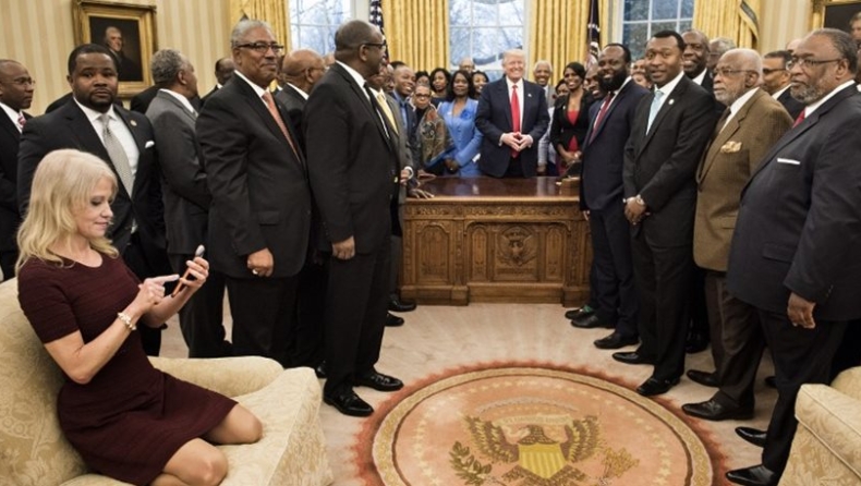 Σάλος από τη φωτογραφία της συμβούλου του Τραμπ με τα πόδια στον καναπέ του Οβάλ Γραφείου
