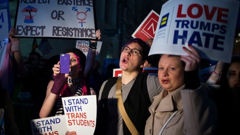 Ο Τραμπ ανακαλεί την οδηγία για τους τρανσέξουαλ μαθητές προκαλώντας αντιδράσεις (vid)