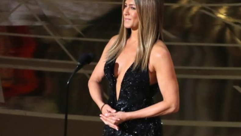 Έκλεψε την παράσταση το αβυσσαλέο μπούστο της Jennifer Aniston! (pics)